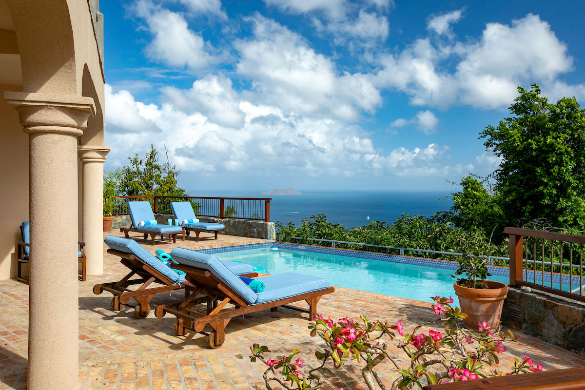 Mango Bay open living and dining area