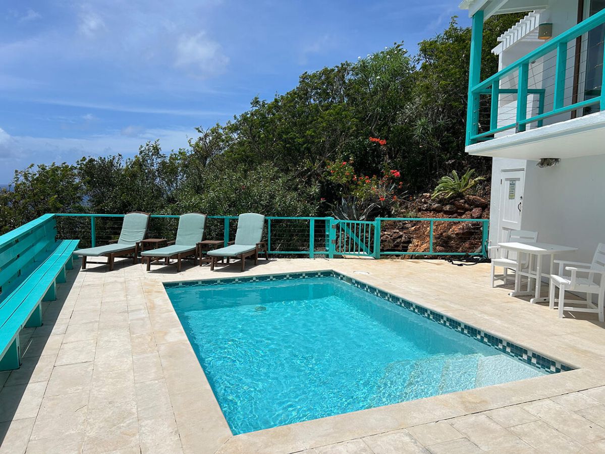 Reef Break Vista connecting decks and tropical hillside views