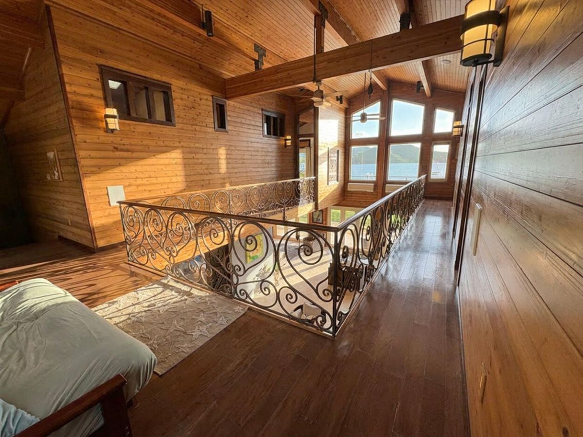 Seaside Breeze screened porch with ocean breeze
