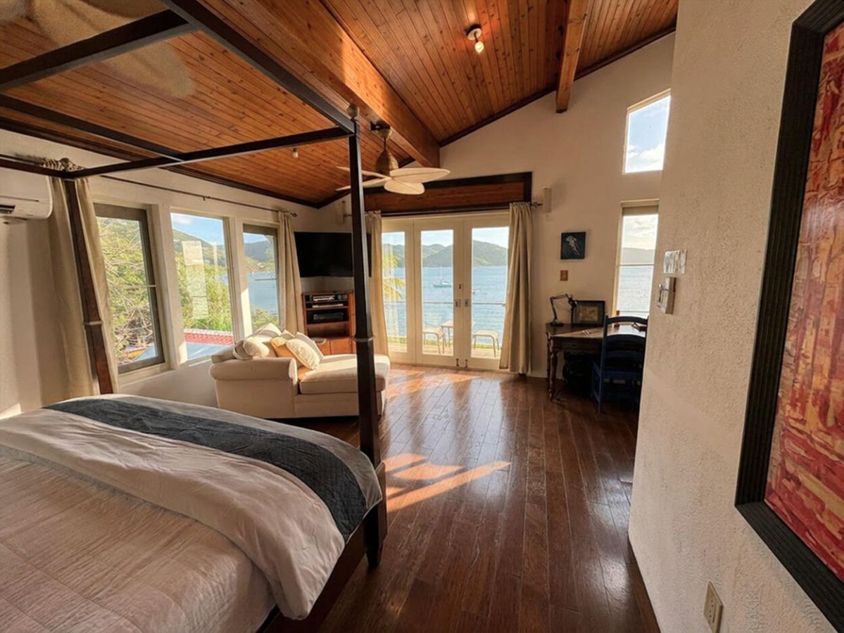 Seaside Breeze wet bar and entertainment area