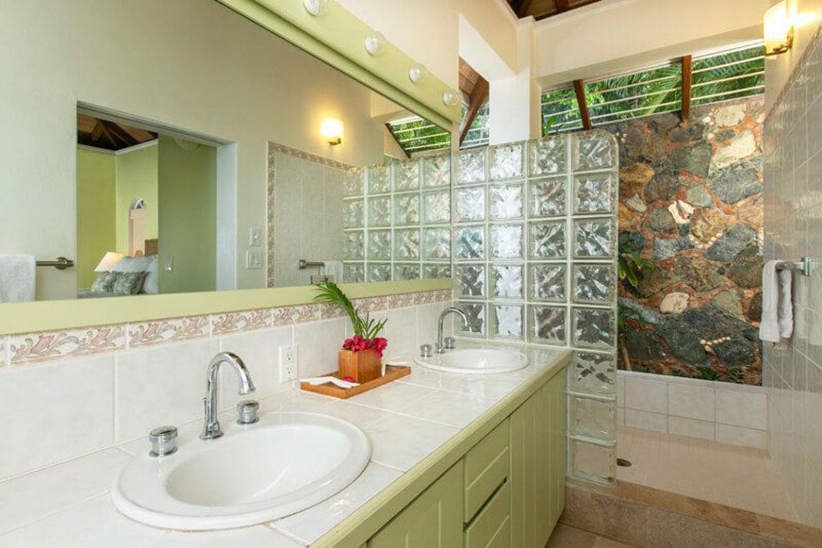 Villa Splendore guest bedroom with garden view