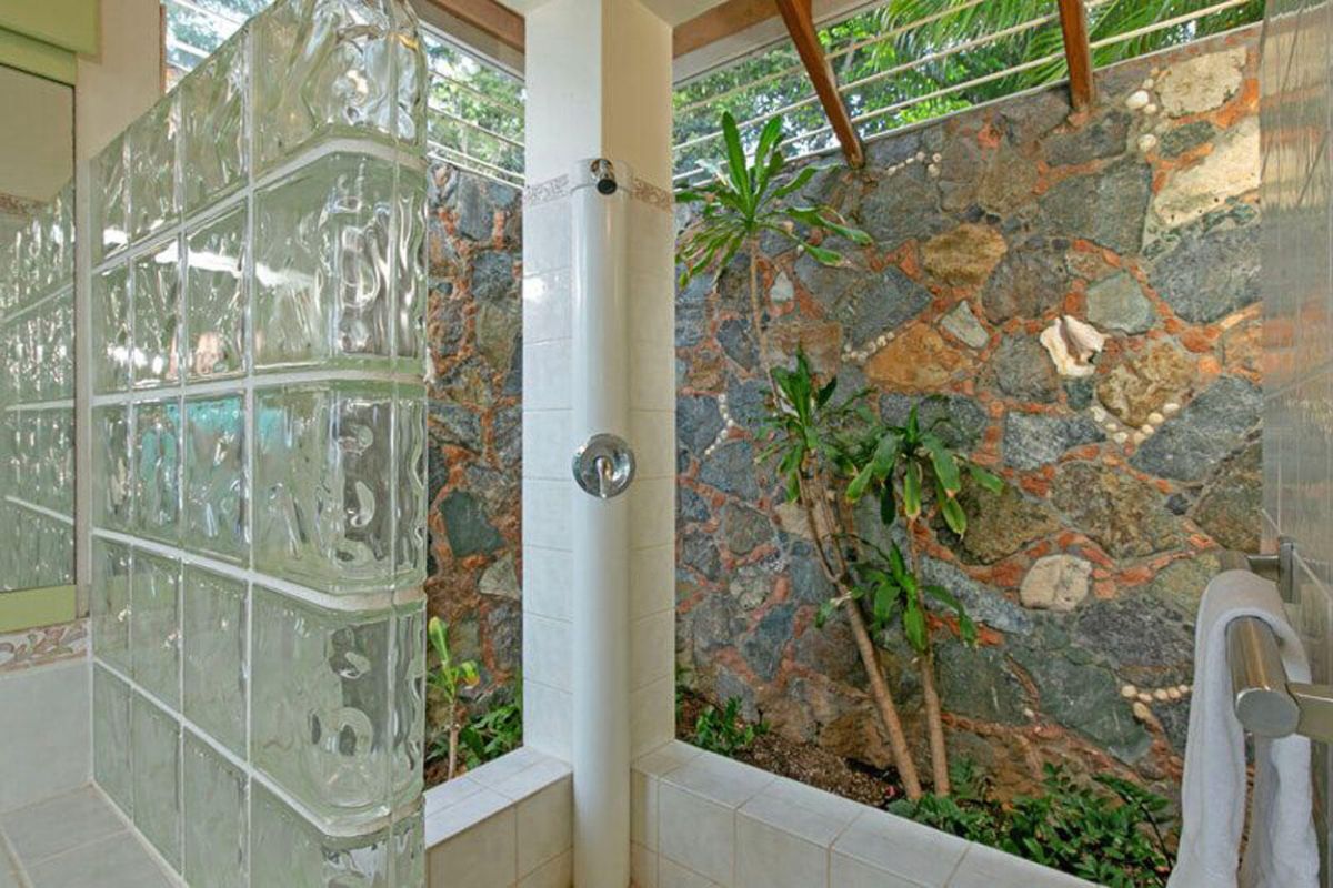 Villa Splendore outdoor shower and pool area